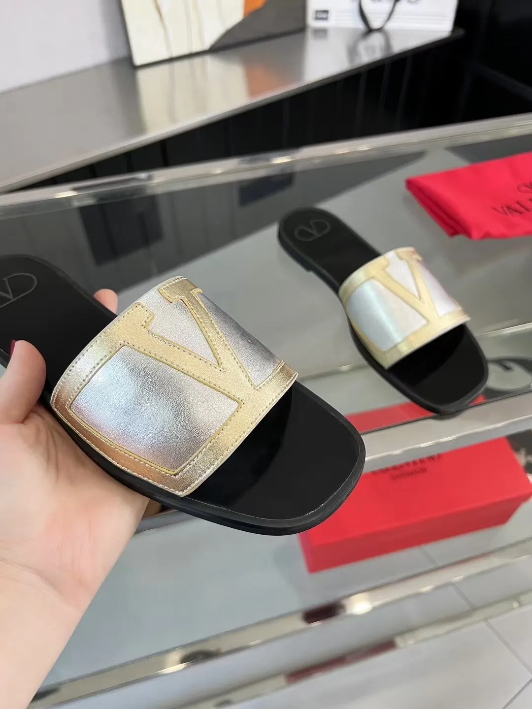 👟👟Ex-factory price 340👟👟 Valentino, 25 new spring and summer Valentino color-blocked flat flops, sizes 35-43